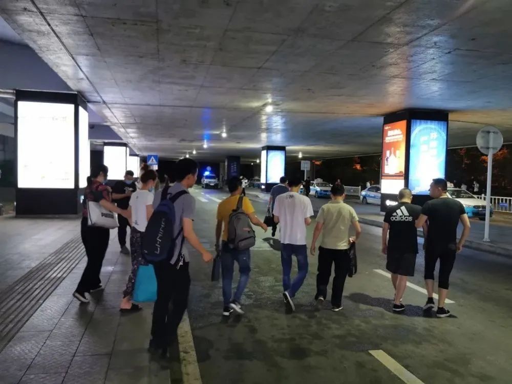 橫跨多省抓獲11人！湖南公安鐵腕斷卡摧毀特大電信網(wǎng)絡詐騙團伙(圖4)